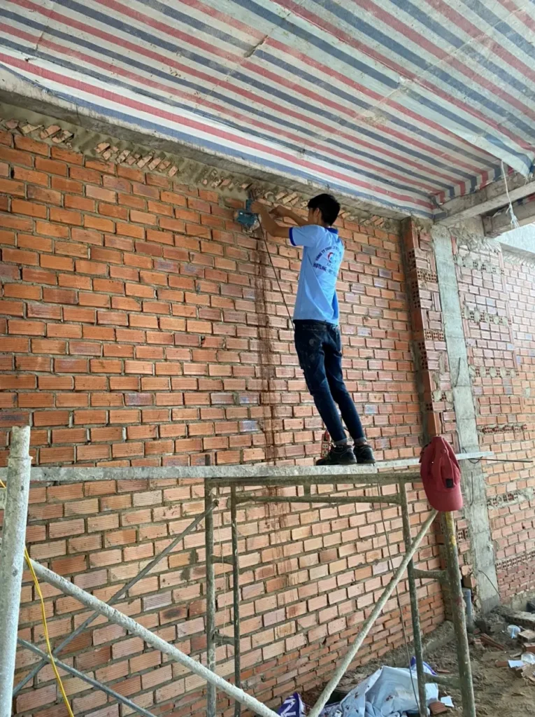 Công nhân cắt tường đi điện âm